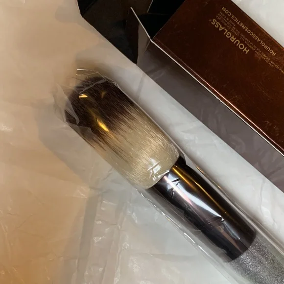 Hourglass No 1 Powder Brush - Picture 8 of 10